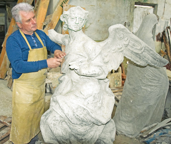 Заслужений художник України Роман Вільгушинський відновлює скульптуру «Крилата фігура генія», яку ще називають «Сурмач». Фото автора